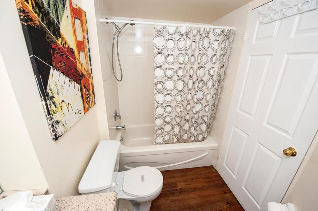 Glen Grove - Conservatory Tower Toronto Room photo